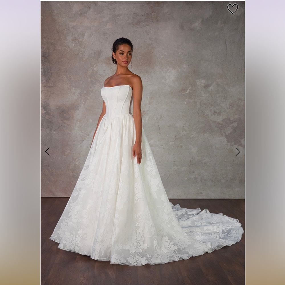 Essense of Australia, D4158 Wedding Dress - Picture 2 of 7